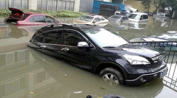 车辆泡水后保险赔不赔咋赔(遭遇大暴雨车辆泡水保险赔不赔)